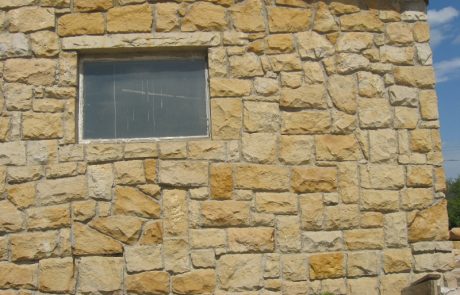 Mauer aus unregelmäßigen Steinen 2